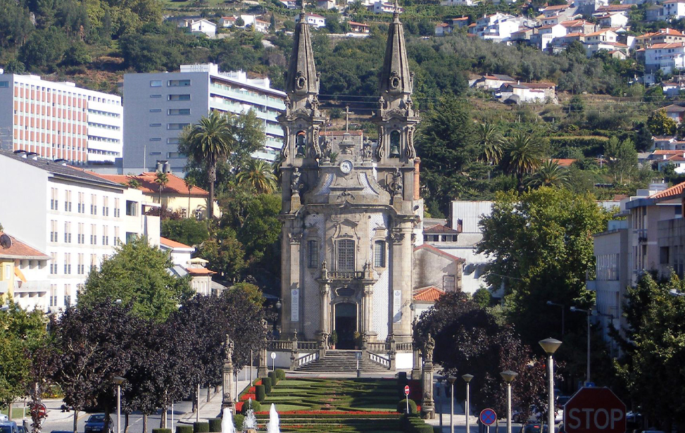 Private tour to historic Minho (Guimarães and Braga)r